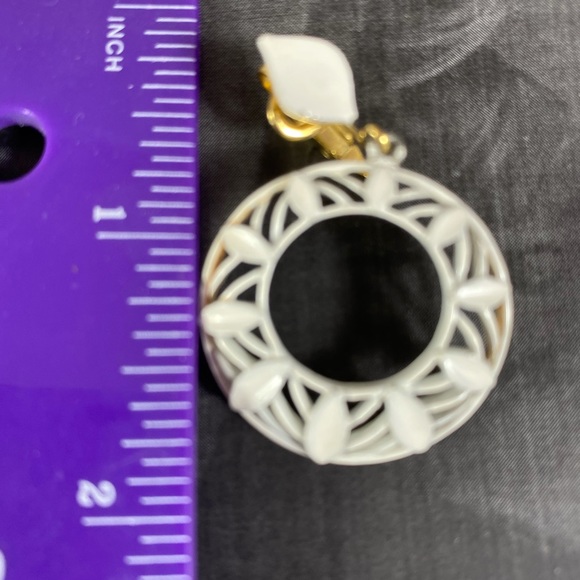 Beautiful vintage Crown Trifari white and gold Gypsy hoop earrings - Picture 4 of 5